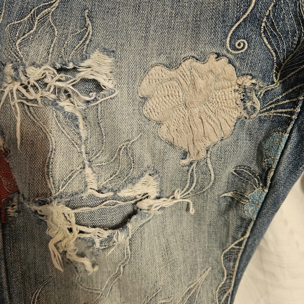 True Religion Blue Cropped Jeans with Embroidered Floral Patches - Picture 3 of 16